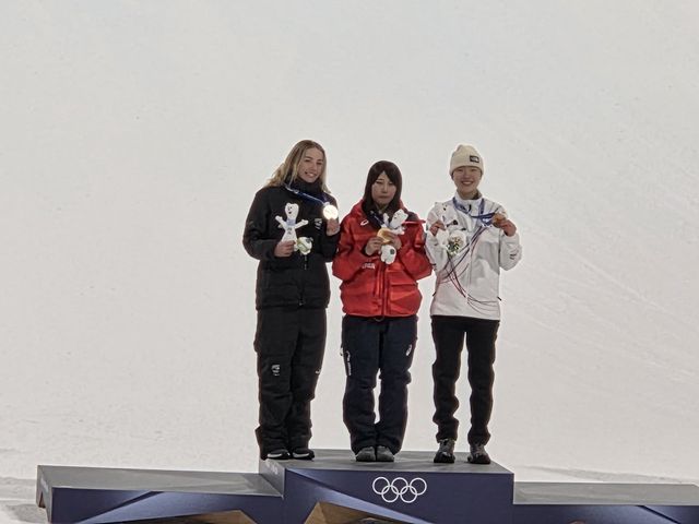 유승은(오른쪽)이 10일(한국시간) 리비뇨 스노파크에서 열린 밀라노올림픽 스노보드 여자 빅에어 결선에서 합계 171.00점을 받아 동메달을 따낸 뒤 시상대에서 활짝 웃고 있다. 사진제공ㅣ대한체육회