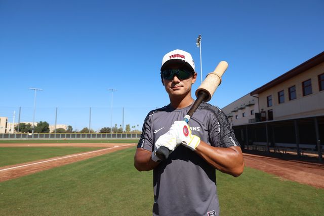 LG 신민재가 미국 애리조나주 스코츠데일에서 열리고 있는 팀 스프링캠프서 타격 훈련을 준비하고 있다. 신민재는 “경기 페이스를 빨리 끌어 올릴 것”이라며 새 시즌을 준비하는 각오를 밝혔다. 사진제공｜LG 트윈스