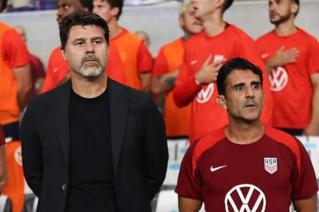글로벌 스포츠 매체 디애슬레틱은 9일(한국시간) 헤수스 페레스의 발언을 인용해, 포체티노 감독 부임 이전 미국 대표팀에는 “기본기조차 부족한 상태”였다고 전했다. 미국대표팀 마우리시오 포체티노 감독(왼쪽)과 페레스 수석코치. 사진출처｜디애슬레틱