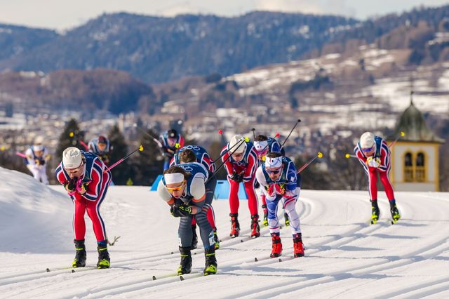 크로스컨트리 스키 선수들이 8일(한국시간) 이탈리아 테세로 코로스컨트리 스키 스타디움서 열린 2026밀라노·코르티나담페초동계올림픽 크로스컨트리 남자 10㎞＋10㎞ 스키애슬론 경기를 펼치고 있다. 테세로｜AP뉴시스