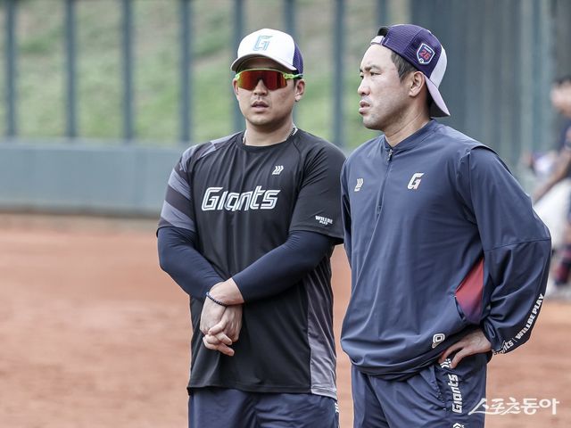 롯데 유강남(왼쪽)이 1일 아시아-태평양 국제야구센터서&nbsp;열린 스프링캠프 도중 전준우와 대화하고 있다. 사진제공｜롯데 자이언츠