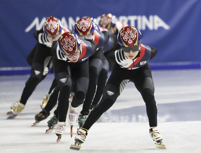 최민정(오른쪽) 등 쇼트트랙 대표팀 선수들이 9일(한국시간) 밀라노에서 훈련을 하고 있다. 밀라노｜뉴시스