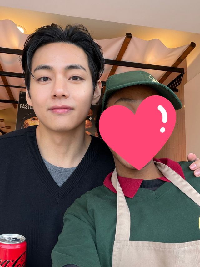 방탄소년단 뷔와 포르투갈 팬이 함께 찍은 사진 (사진출처=팬 SNS)