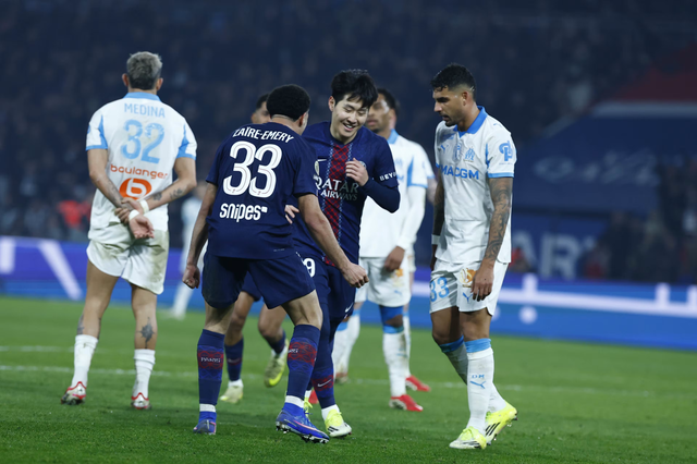 이강인(가운데)이 9일(한국시간) 파르크 데 프랭스에서 열린 마르세유와 홈경기서 4-0으로 앞선 후반 29분 추가골을 보탠 뒤 동료들의 축하를 받고 있다. 사진출처│PSG 홈페이지