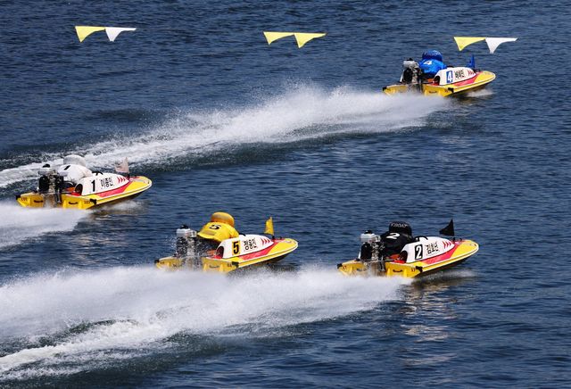 미사경정장에서&nbsp;턴마크를 향해 질주하고 있는 경정들.