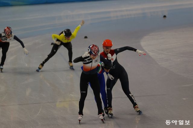 수자너 스휠팅(오른쪽)이 쇼트트랙 선수 시절이던 2022베이징동계올림픽 쇼트트랙 여자 1500m서 최민정과 부딪치며 결승선을 통과하고 있다. 스포츠동아 DB
