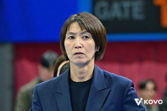 요시하라 도모코 흥국생명 감독이 9일 수원체육관서 열린 현대건설과 V리그 여자부 원정경기 도중 심각한 표정을 짓고 있다. 사진제공｜KOVO