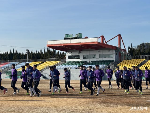안양 선수들이 9일 남해스포츠파크에서 열린 2차 동계전지훈련 도중 가볍게 뛰며 몸을 풀고 있다. 남해｜백현기 기자 hkbaek@donga.com