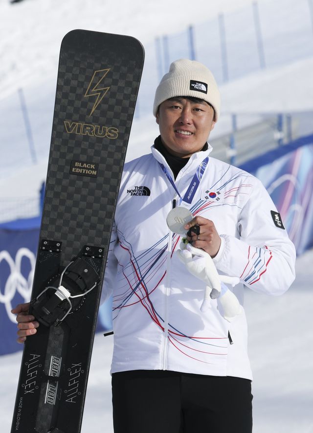스노보드 평행대회전 은메달리스트 김상겸이 8일(한국시간) 밀라노올림픽 남자 평행대회전 연기를 마친 뒤 활짝 웃고 있다. 리비뇨/뉴시스
