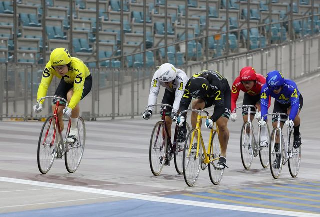 경륜 30기 윤명호(맨 왼쪽)가 빼어난 기량과 함께 신인답지 않은 노련한 경기 운영을 앞세워 우수급에서 돌풍을 일으키며 팬들과 전문가들의 눈길을 사로잡고 있다. 사진제공 | 국민체육진흥공단