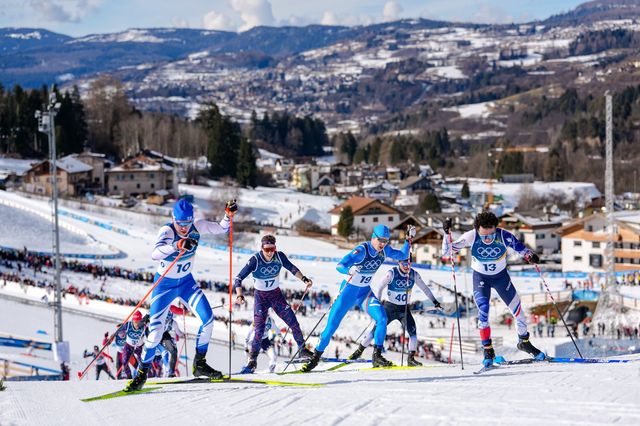 크로스컨트리 스키 선수들이 8일(한국시간) 이탈리아 테세로 코로스컨트리 스키 스타디움서 열린 2026밀라노·코르티나담페초동계올림픽 크로스컨트리 남자 10㎞＋10㎞ 스키애슬론 경기를 펼치고 있다. 테세로｜AP뉴시스