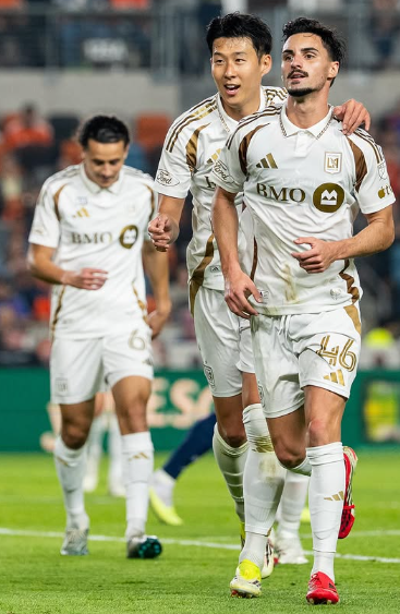 손흥민(오른쪽 2번째)이 1일(한국시간) 미국 텍사스주 쉘에너지 스타디움서 벌어진 휴스턴과 MLS 원정경기서 1-0으로 앞선 후반 37분 유스타키오(오른쪽 끝)의 골이 터지자 함께 기뻐하고 있다. 사진출처│LAFC 인스타그램