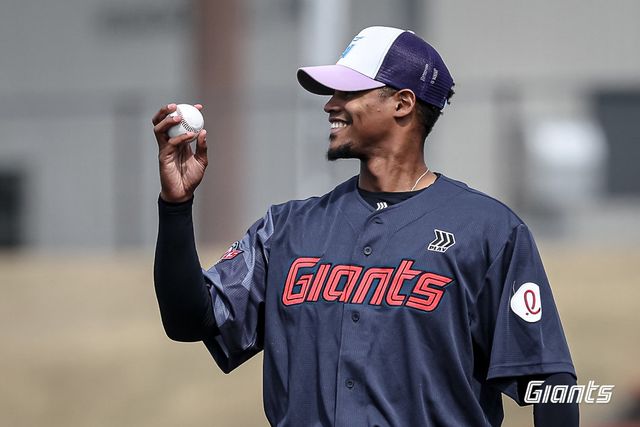 롯데 외국인 투수 엘빈 로드리게스가 1일 미야코노조구장서 열린 지바롯데전 도중 미소 짓고 있다. 사진제공｜롯데 자이언츠
