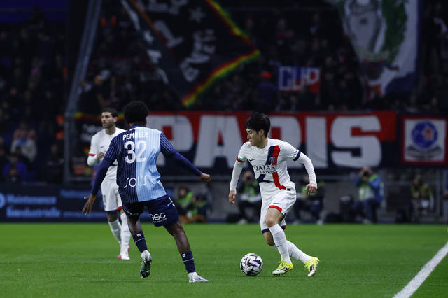 이강인(오른쪽)은 1일(한국시간) 프랑스 르아브르의 스타드 오세안에서 열린 르아브르와 리그앙 원정경기서 선발출전해 1도움을 올리며 팀의 1-0 승리에 앞장섰다. 사진출처│PSG 홈페이지