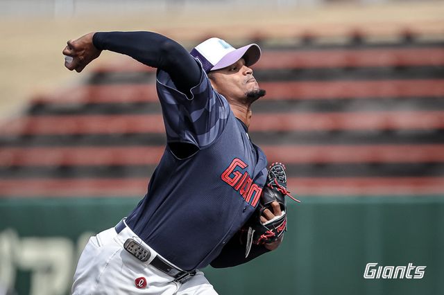 롯데 외국인 투수 엘빈 로드리게스가 1일 미야코노조구장서 열린 지바롯데전서 역투하고 있다. 사진제공｜롯데 자이언츠