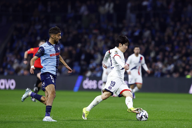 이강인(오른쪽)은 1일(한국시간) 프랑스 르아브르의 스타드 오세안에서 열린 르아브르와 리그앙 원정경기서 선발출전해 1도움을 올리며 팀의 1-0 승리에 앞장섰다. 사진출처│PSG 홈페이지