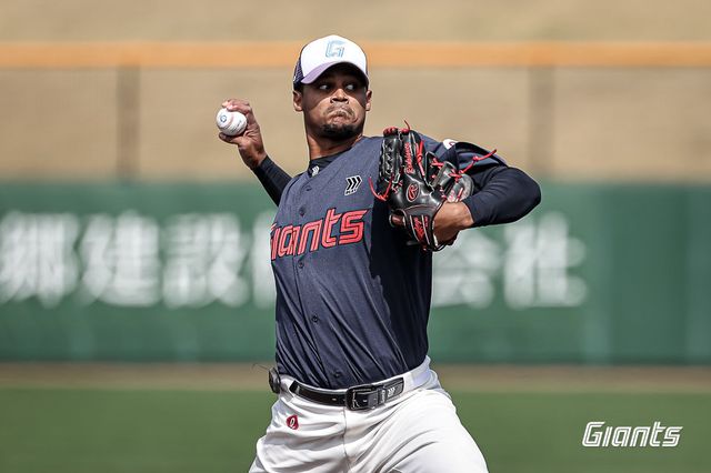 롯데 외국인 투수 엘빈 로드리게스가 1일 미야코노조구장서 열린 지바롯데전서 역투하고 있다. 사진제공｜롯데 자이언츠