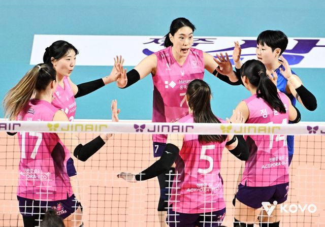 흥국생명 선수들이 10일 인천삼산월드체육관서 열린 IBK기업은행과 원정경기서 득점한 뒤 기뻐하고 있다. 사진제공│KOVO