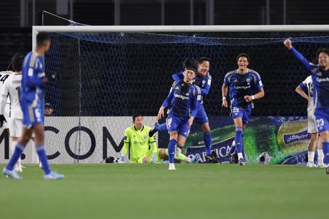 마치다 젤비아 나카무라 호타카(가운데)가 10일 마치다 기온 스타디움에서 열린 강원과 ACLE 16강 홈 2차전서 선제골을 터트린 뒤 동료들의 축하를 받고 있다. 사진제공｜한국프로축구연맹