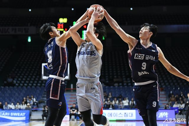 KCC 송교창(오른쪽)이 10일 사직체육관에서 열린 현대모비스전 도중 서명진(가운데)의 슛을 블로킹하고 있다. 사진제공｜KBL