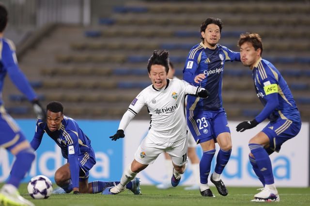 강원 고영준(가운데)이 10일 마치다 기온 스타디움에서 열린 마치다 젤비아와 ACLE 16강 원정 2차전서 상대 수비진 사이를 돌파하던 중 넘어지고 있다. 사진제공｜한국프로축구연맹