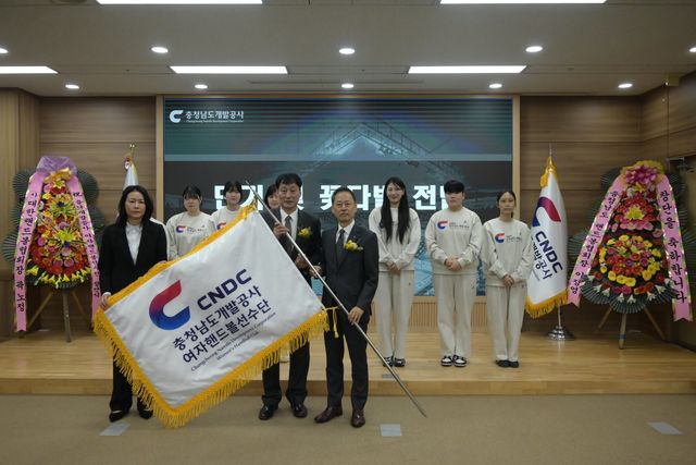 김병근 충남개발공사 사장, 강재원 감독, 김차연 코치(앞 오른쪽부터)가 10일 충남 홍성군 공사 대회의실서 열린 여자핸드볼구단 창단식서 구단기를 들고 창단을 기념하고 있다. 사진제공│충남개발공사