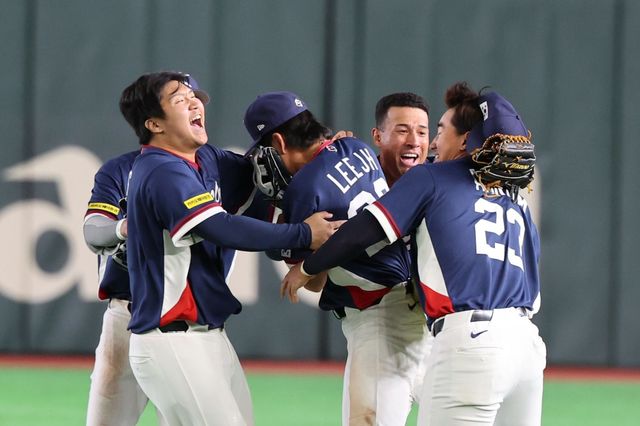 야구 대표팀 이정후(가운데)가 9일 일본 도쿄돔서 열린 제6회 WBC 본선 1라운드 C조 4차전 호주와 경기를 7-2로 이겨 8강행을 확정한 뒤 눈물을 보이고 있다. 도쿄｜뉴시스