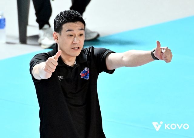 여오현 IBK기업은행 감독대행(사진)은 10일 인천삼산월드체육관서 열릴 흥국생명과 원정경기를 앞두고 이날도 황민경을 리시빙 아포짓으로 기용하고, 빅토리아를 아웃사이드 히터로 내보내기로 했다. 사진제공│KOVO