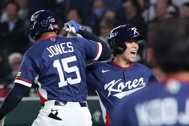 한국 야구대표팀 김혜성(오른쪽)은 왼손 부상을 털어내고 제6회 WBC 8강전 출격을 준비하고 있다. 도쿄｜뉴시스