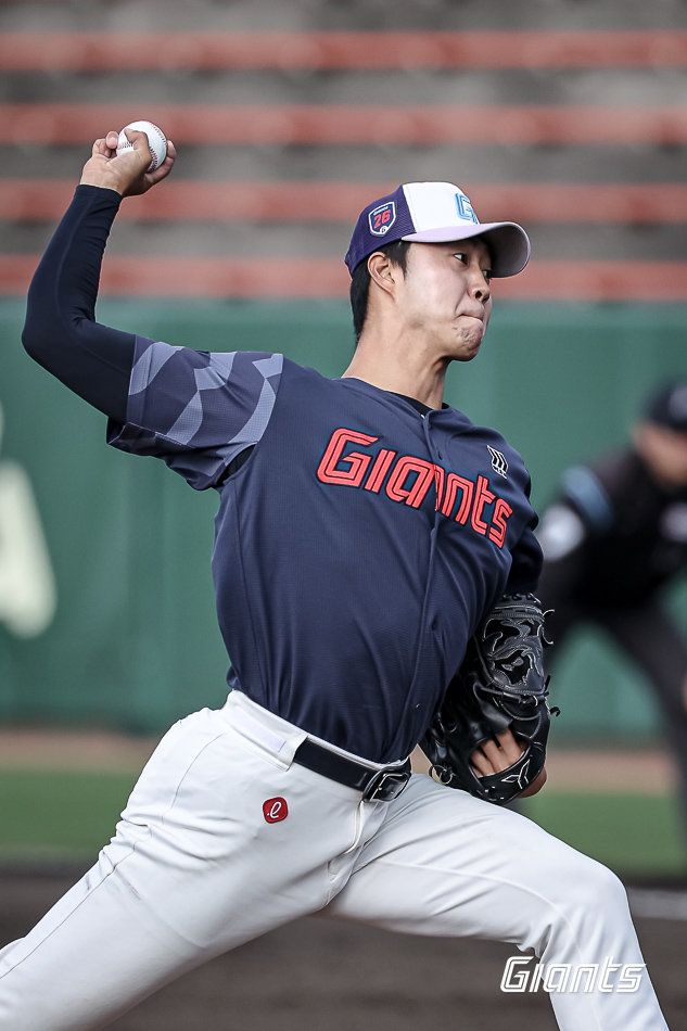 롯데 윤성빈이 1일 일본 미야자키 미야코노조구장서 열린 지바롯데전서 역투하고 있다. 사진제공｜롯데 자이언츠