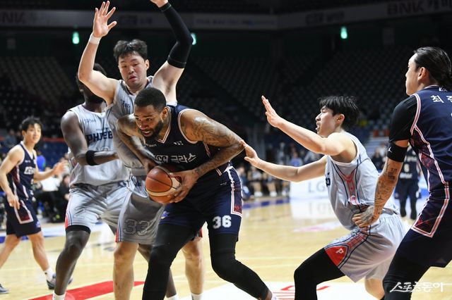 KCC 손룡(가운데)이 10일 사직체육관에서 열린 현대모비스전 도중 골밑에서 공격을 시도하고 있다. 사진제공｜KBL