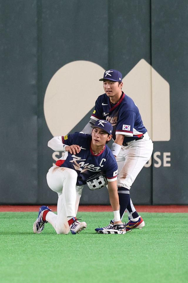 야구 대표팀 이정후(왼쪽)가 9일 일본 도쿄돔서 열린 제6회 WBC 본선 1라운드 C조 4차전 호주와 경기 도중 9회말 슬라이딩 캐치를 통해 호수비를 선보인 뒤 끝까지 그라운드를 응시하며 집중력을 보이고 있다. 도쿄｜뉴시스