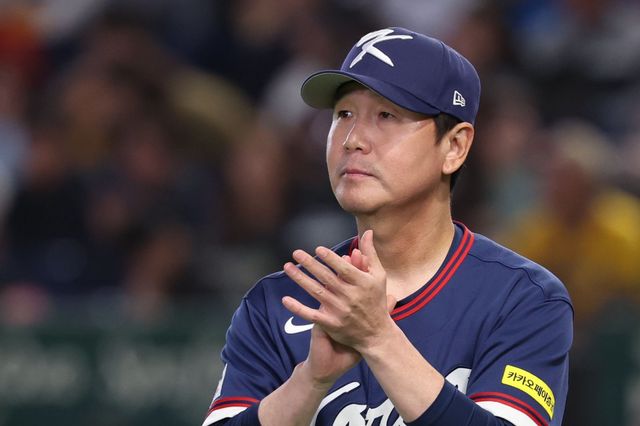 류지현 대표팀 감독이 9일 일본 도쿄돔서 열린 WBC 본선 1라운드 C조 4차전서 호주를 7-2로 잡아 8강 진출을 확정한 뒤 감격스러워하고 있다. 도쿄｜뉴시스