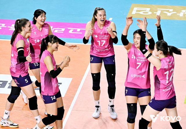 흥국생명&nbsp;선수들이 10일 인천삼산월드체육관서 열린 IBK기업은행과 원정경기서 득점한 뒤 기뻐하고 있다. 사진제공│KOVO