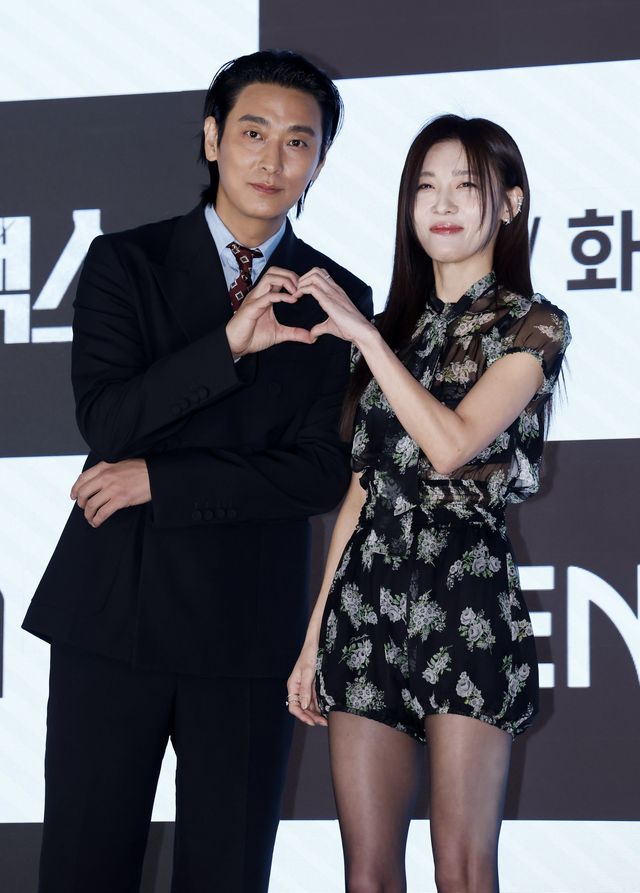 [서울=뉴시스] 김혜진 기자 = 배우 주지훈(왼쪽), 하지원이 10일 오후 서울 구로구 더세인트에서 열린 ENA 월화드라마 ‘클라이맥스’ 제작발표회에서 포즈를 취하고 있다.