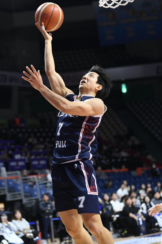 KCC 허훈이 10일 사직체육관에서 열린 현대모비스전 도중 골밑 레이업슛을 시도하고 있다. 사진제공｜KBL