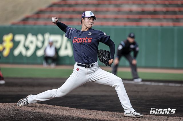 롯데 윤성빈이 1일 일본 미야자키 미야코노조구장서 열린 지바롯데전서 역투하고 있다. 사진제공｜롯데 자이언츠
