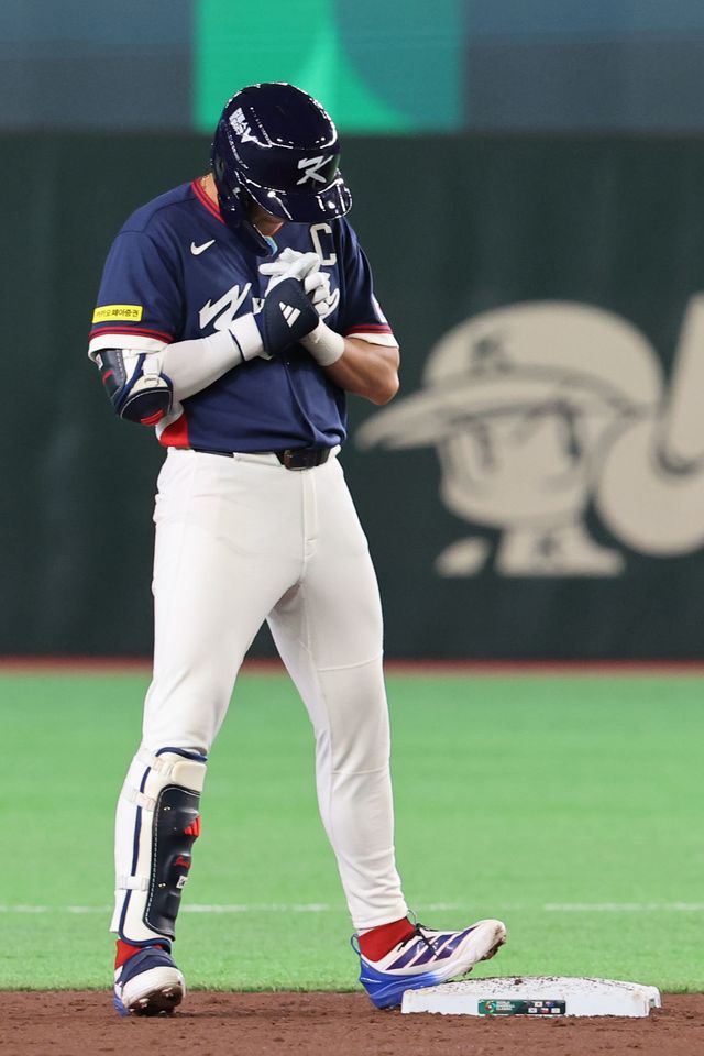 야구 대표팀 이정후가 9일 일본 도쿄돔서 열린 제6회 WBC 본선 1라운드 C조 4차전 호주와 경기 3회초 무사 2루 상황에서 1타점 적시 2루타를 때린 뒤 간절하게 기도를 하고 있다. 도쿄｜뉴시스