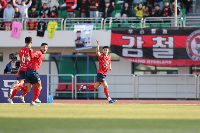 김천 고재현(오른쪽 끝)은 지난 2시즌동안 1골에 그쳤지만 올 시즌 개막전부터 골을 뽑으며 다시 기지개를 켜고 있다. 사진제공│한국프로축구연맹