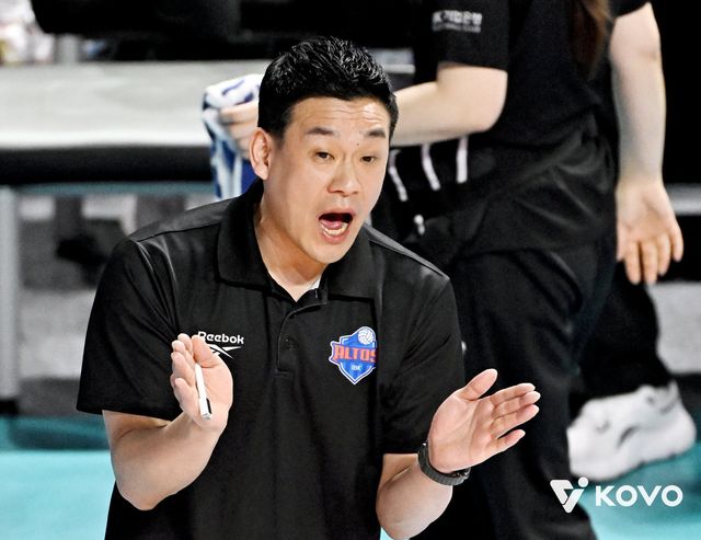 여오현 IBK기업은행 감독대행은 10일 인천삼산월드체육관서 벌어진 흥국생명과 원정경기서 2-3으로 패했지만 잔여 2경기서 희망을 갖고 싸우겠다고 다짐했다. 사진제공│KOVO