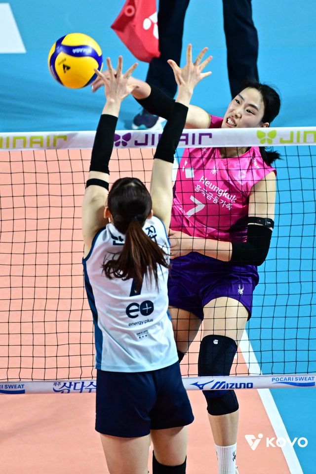 흥국생명 최은지(뒤)는 5시즌만에 주전 자리를 되찾으며 팀의 4시즌 연속 봄배구 진출에 큰 힘을 보탰다. 사진제공│KOVO