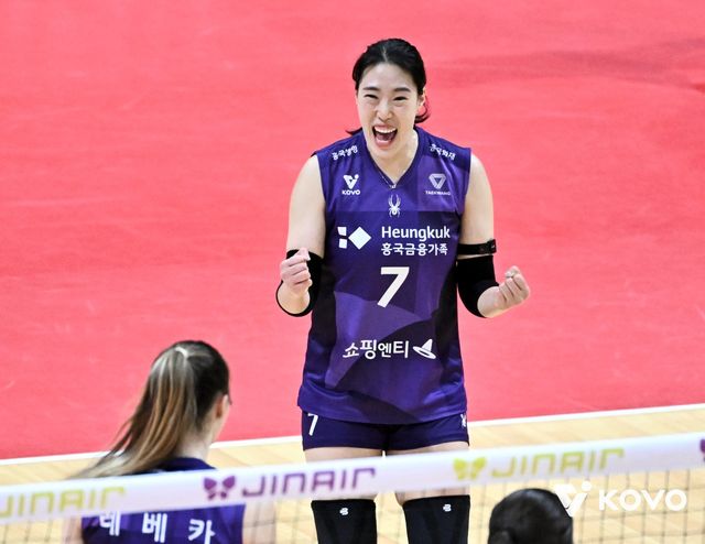 흥국생명 최은지(뒤)는 5시즌만에 주전 자리를 되찾으며 팀의 4시즌 연속 봄배구 진출에 큰 힘을 보탰다. 사진제공│KOVO