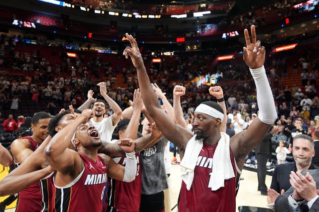마이애미 뱀 아데바요(오른쪽)가 11일(한국시간) 카세야센터서 열린 워싱턴전에서 NBA 단일시즌 최다득점 2위인 83점을 올려 승리를 이끈 뒤 동료들의 축하를 받고 있다. 마이애미ㅣAP뉴시스