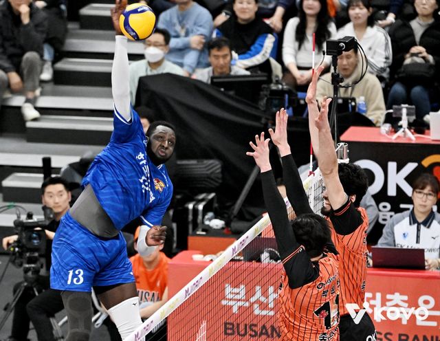 한국전력 베논(왼쪽)이 11일 부산강서체육관서 열린 OK저축은행과 원정경기서 스파이크를 날리고 있다. 사진제공│KOVO