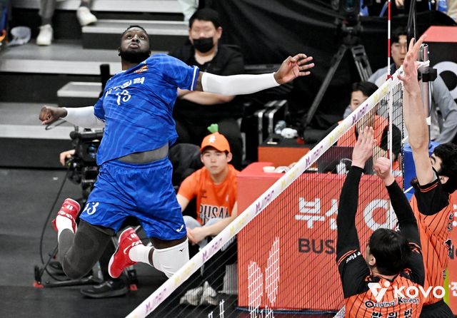 한국전력 베논(왼쪽)이 11일 부산강서체육관서 열린 OK저축은행과 원정경기서 스파이크를 날리고 있다. 사진제공│KOVO