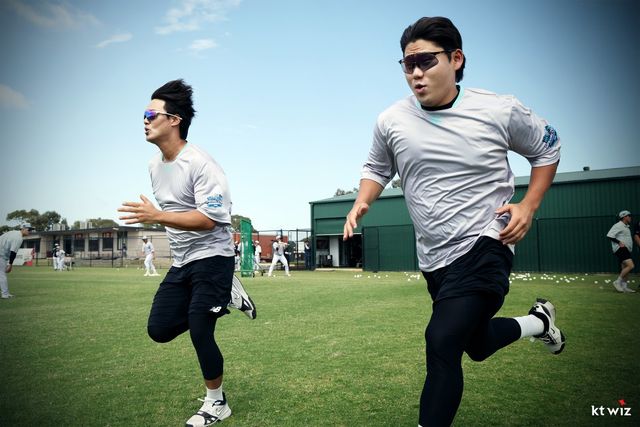 KT 주권(왼쪽)과 문용익이 지난달 호주 질롱서 열린 스프링캠프 도중 러닝 훈련을 소화하고 있다. 사진제공｜KT 위즈