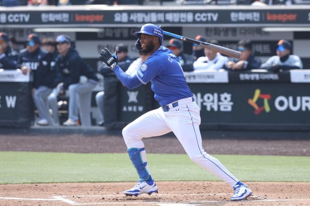삼성 르윈 디아즈가 12일 대전한화생명볼파크서 열린 한화와 시범경기서 안타를 쳐낸 뒤 타구를 응시하고 있다. 사진제공｜삼성 라이온즈