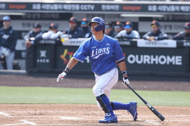 삼성 강민호가 12일 대전한화생명볼파크서 열린 한화와 시범경기서 안타를 쳐낸 뒤 타구를 응시하고 있다. 사진제공｜삼성 라이온즈