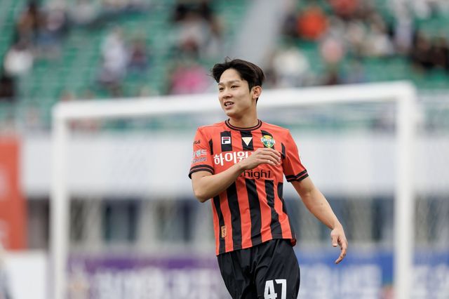 KFA는 2028년부턴 프로팀과 준프로 계약을 맺은 선수들이 성장에 탄력을 받을 수 있도록&nbsp;고교 경기를 제한 없이 뛸 수 있도록 조처하기로 했다. 사진은 강원FC와 준프로 계약을 맺었던 축구국가대표팀 윙포워드 양민혁. 사진제공│한국프로축구연맹