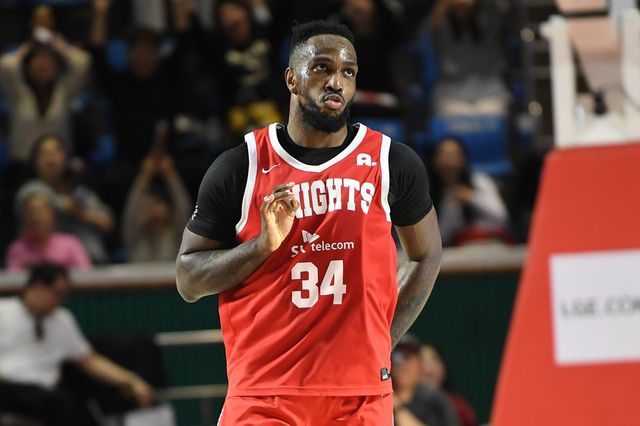 SK 자밀 워니가 12일 잠실학생체육관서 열린 ‘2025~2026 LG전자 프로농구’ 정규리그 6라운드 DB와 홈경기서 득점한 뒤 세리머니를 하고 있다. 사진제공｜KBL